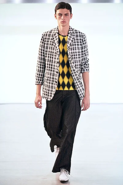 Look 16